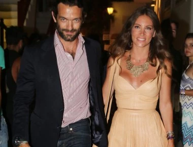 Αθ. Οικονομάκου και Φ. Μιχόπουλος παντρεύονται σε εκκλησία στη Μύκονο (φωτό)